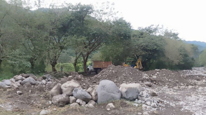 Acusan saqueo de arena y grava en río de Huazalingo; maquinaria está ligada a alcaldesa