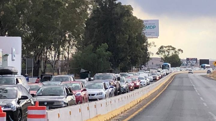 Fila de hasta 2 kilómetros de coches para entrar a Guanajuato