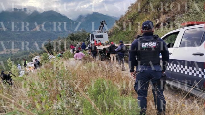 Identifican víctimas de accidente en Cumbres de Maltrata; tráiler cayó a barranco