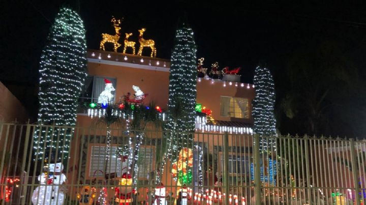 Transforman casa villa navideña con miles de lucecitas