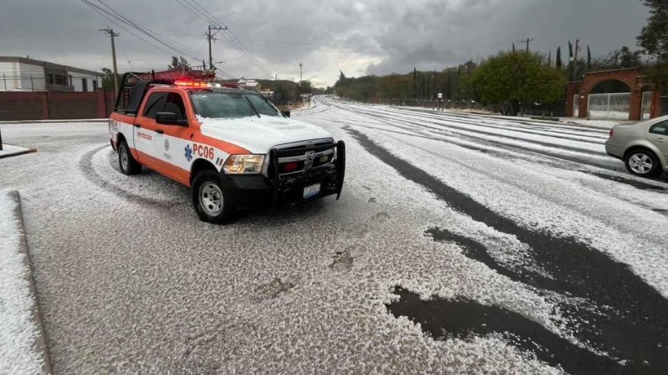 Protección Civil, recomendó precauciones ante lo resbaladizo del suelo.
