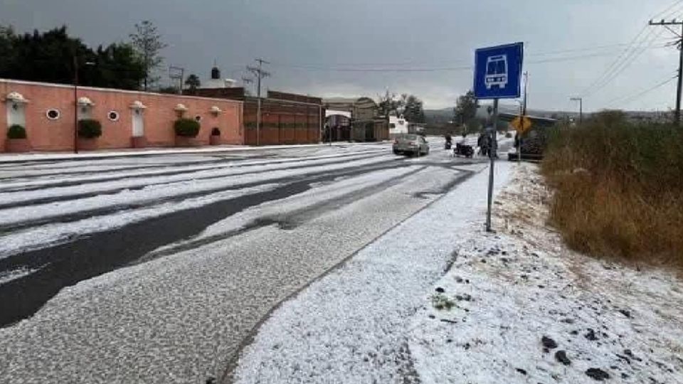 La granizada y aguanieve, ayer en Moroleón.