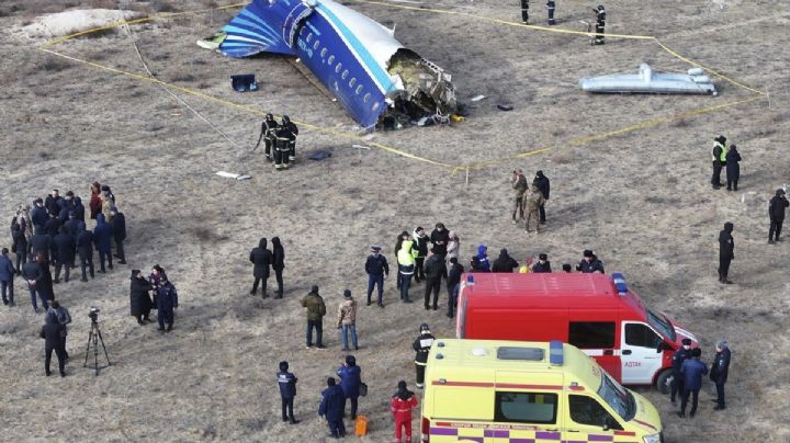 Avión se estrella en plena navidad: lo que se sabe del accidente en Kazajistán