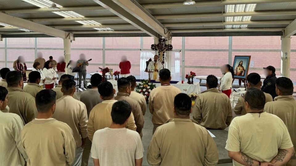 El obispo Víctor Alejandro Aguilar celebró misa enl Centro Estatal de Prevención Social de Celaya.