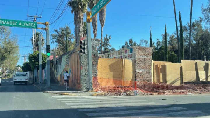 ¿Qué están haciendo en el Panteón San Nicolás? Tumbaron la barda