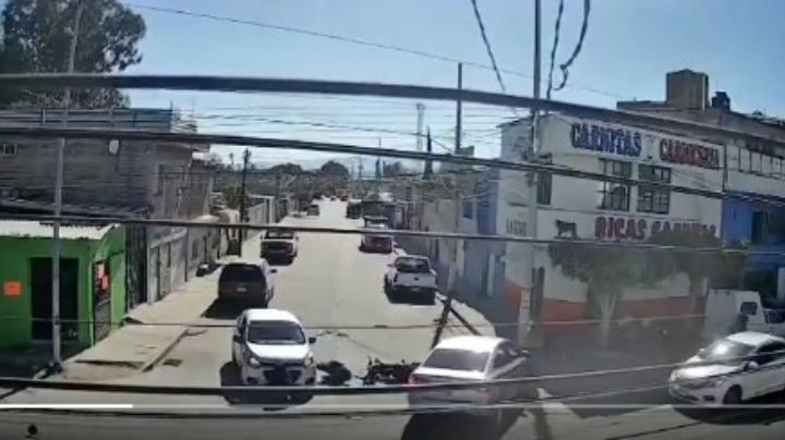 Motoclistas sin casco sufren accidente en Celaya | VIDEO