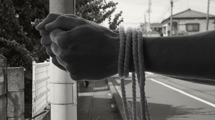 'Esto me pasa por robar', desnudan y exhiben a mujer amarrada a un poste en calles de Ixmiquilpan