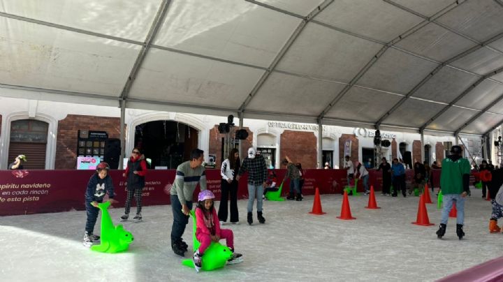 Pista de hielo de Plaza Independencia recibe a medio centenar de personas al día