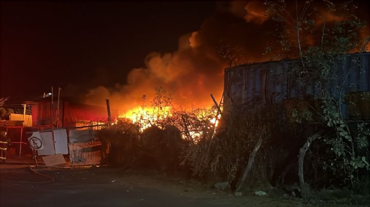 Arde recicladora en la colonia Ribera de la Presa