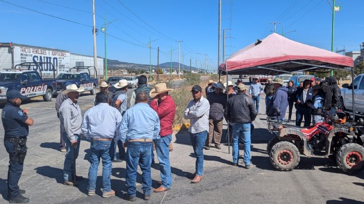 Cebaderos bloquean por más de 24 horas la fábrica de Modelo en Apan; esto demandan