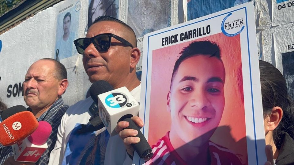 Eddy Carrillo con la fotografía de su hijo, visto por última vez en junio de 2019