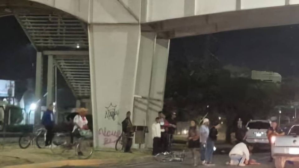 El ciclista intentó cruzar por debajo de un puente peatonal.
