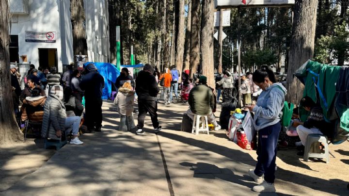 Edomex: Jóvenes llevan comida y esperanza al Hospital para el Niño