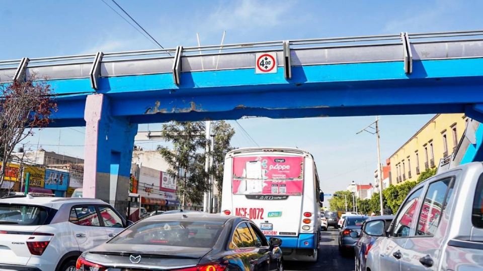 El puente peatonal sufrió daños tras el choque de un tráiler.