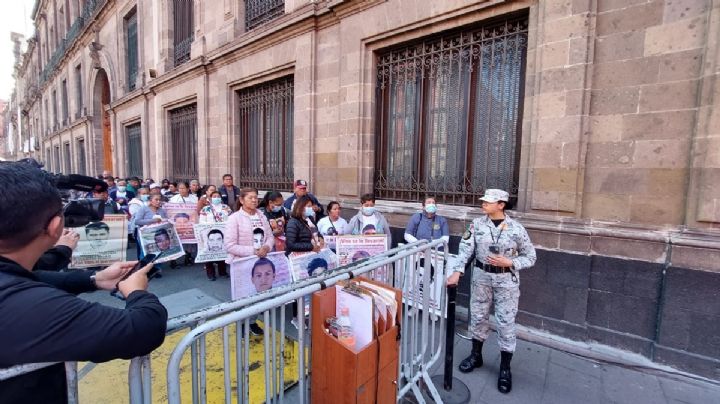 Padres de los 43 normalistas se reúnen con Sheinbaum; ofrece nueva ruta de investigación