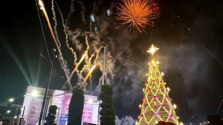 Pachuca vive una noche mágica bajo el brillo del Árbol Navideño de Plaza Juárez