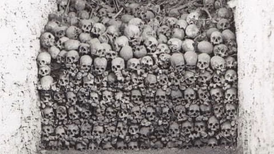 En el Panteón de Santa Paula había un lugar en donde se depositaban los restos óseos de personas que eran exhumadas en el siglo XIX