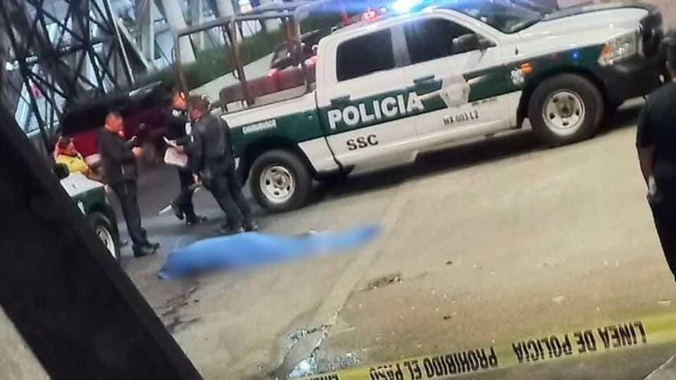 Asalto en Iztapalapa: Atropellan a uno durante robo a conductor de auto de lujo en Eje 3 Oriente.