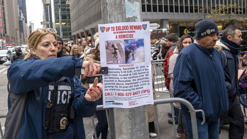 Fotografía de un cartel puesto por la policía de Nueva York (NYPD) para dar con el asesino del director ejecutivo de la aseguradora UnitedHealthcare, Brian Thompson