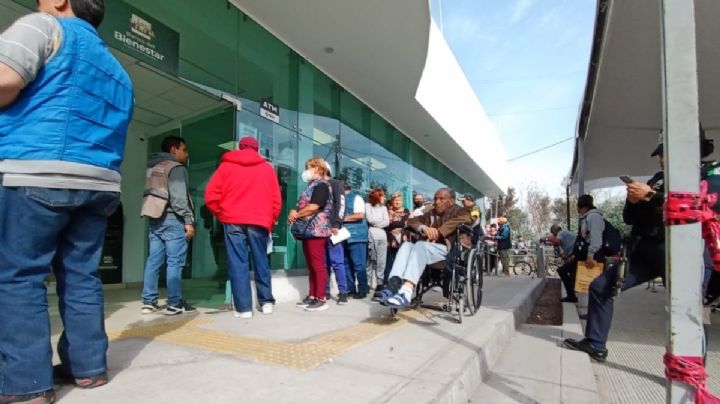 Pensión Bienestar: Largas filas y cajeros sin dinero; "siempre hay algo, cada vez hay trabas"