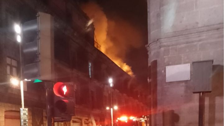 Incendio consume tienda de productos chinos en el Centro de la CDMX