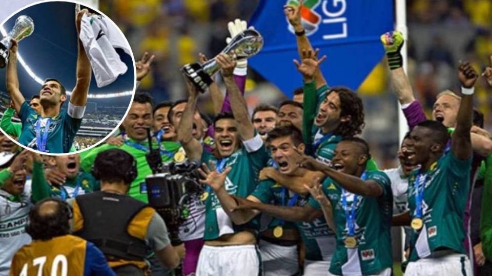 El equipo León festejando la conquista de su sexto campeonato en el Estadio Azteca.
