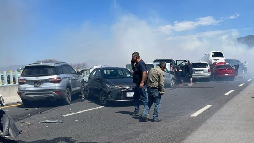 Quema de pasto provoca carambola y caos vial en la autopista Toluca-Naucalpan