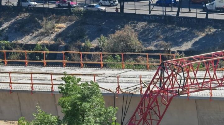 Caen trabajadores en obras del Tren Interurbano México-Toluca; hay un muerto y un herido