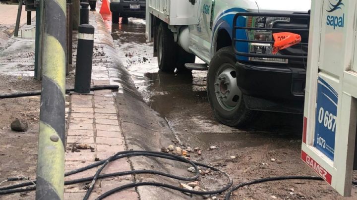 Sapal atiende fuga de agua en el tanque Jerez, afecta servicio de agua en distintas colonias