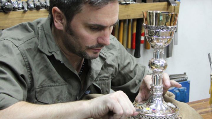 ¿Quién es Adrián Pallarols? Ofebre del Papa y encargado de hacer el bastón presidencial de Milei