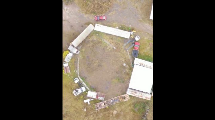 La elefanta Susy vive en un corral de tráileres abandonados y fierros viejos