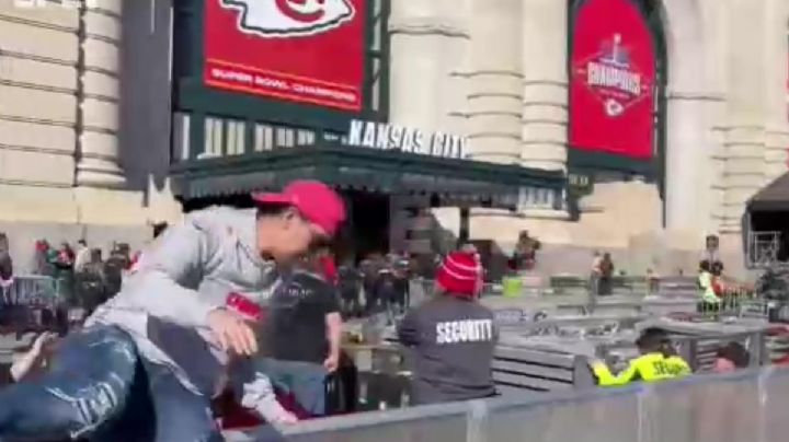 Discusión desató tiroteo en desfile de los Kansas City Chiefs, hay 2 detenidos