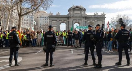 Madrid paralizada: agricultores y policías se enfrentan en la famosa Puerta de Alcalá