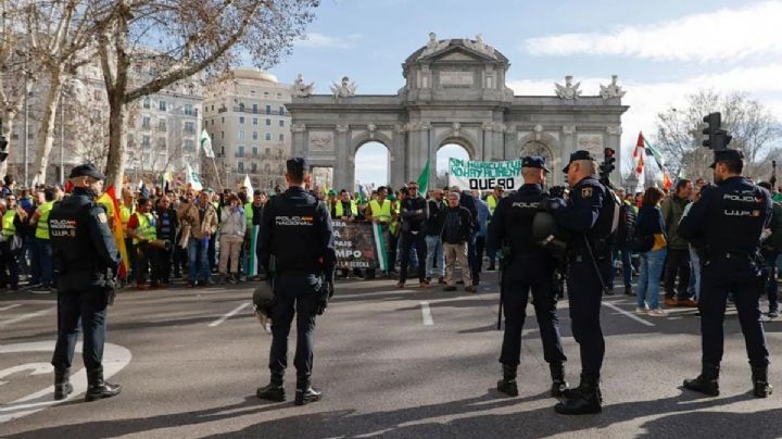 Madrid paralizada: agricultores y policías se enfrentan en la famosa Puerta de Alcalá