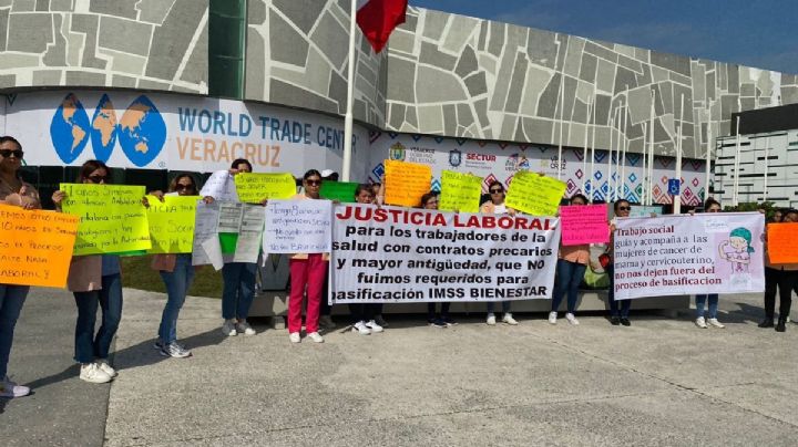 Trabajadores de Salud protestan en el WTC de Boca del Río; siguen sin obtener la base