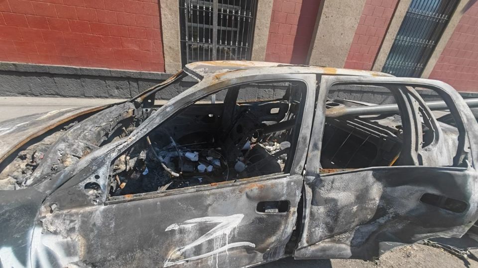 Vehículos siniestrados obstruyen vialidades en la Cuauhtémoc; vecinos denuncian inseguridad
