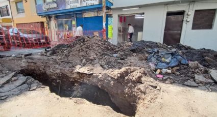 Socavón en Azcapotzalco: Comerciantes y vecinos piden retirar restos de drenaje