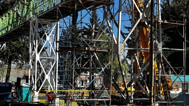 Cierran la México-Toluca por daño estructural de un puente peatonal