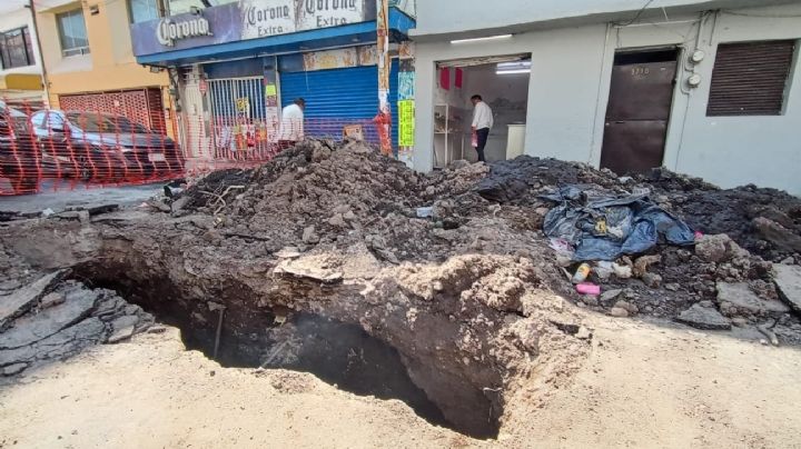 Socavón en Azcapotzalco: Comerciantes y vecinos piden retirar restos de drenaje