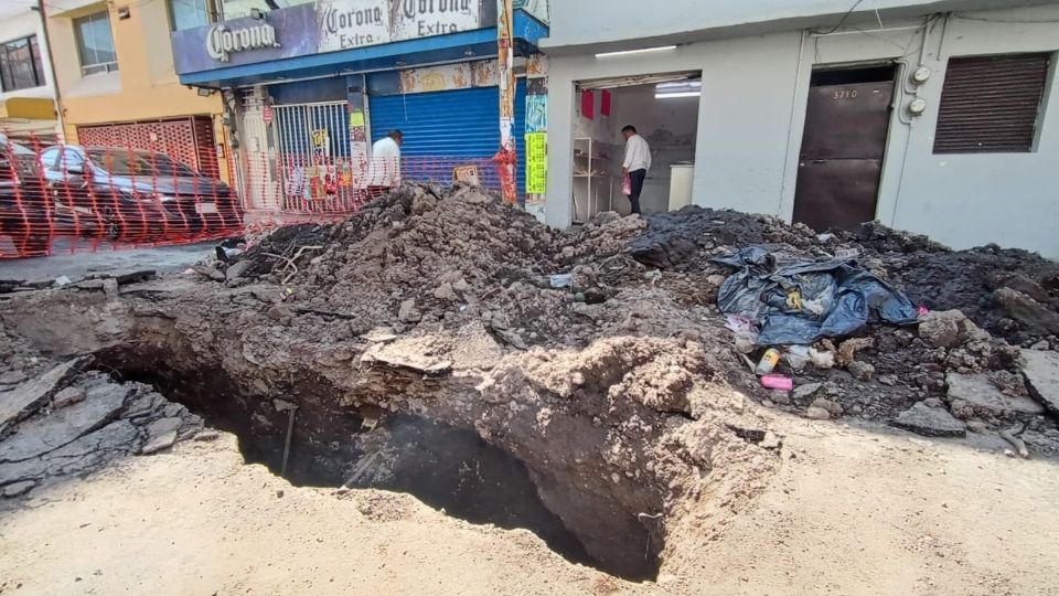 Comerciantes y vecinos de Azcapotzalco piden retiro de restos del drenaje