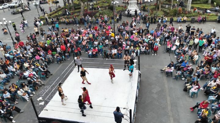 Infierno Negro y Rey Felino festejan el día de Reyes con lucha libre