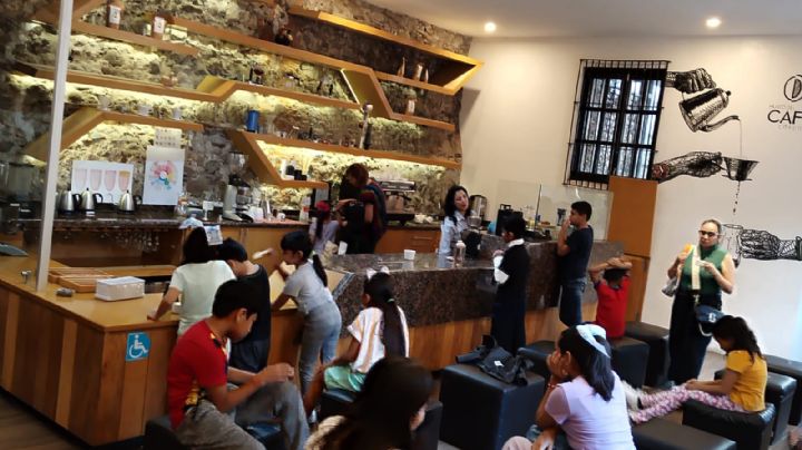 Expressos y capuchinos preparados por niños en el municipio de Córdoba, Veracruz