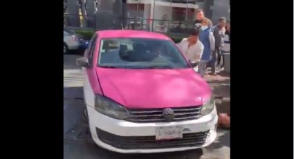 Taxi arrolla a un "viene viene" tras pelea con otro auto, en Polanco