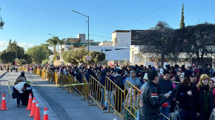 Amanecen miles de personas en la fila para la entrega de pulseras para Backstreet Boys