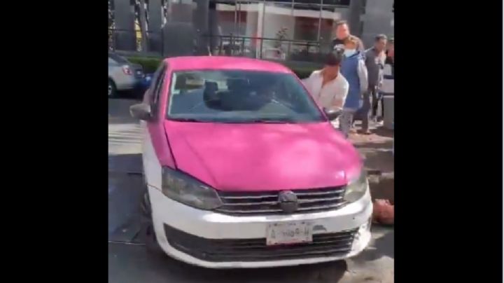 Taxi arrolla a un "viene viene" tras pelea con otro auto, en Polanco