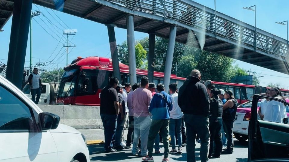 Colapsa tráfico por bloqueo de taxistas en Insurgentes Sur