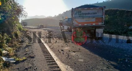 Muere trailero prensado en accidente carretero en Maltrata, cierran autopista