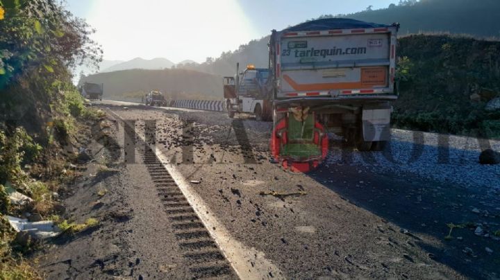 Muere trailero prensado en accidente carretero en Maltrata, cierran autopista