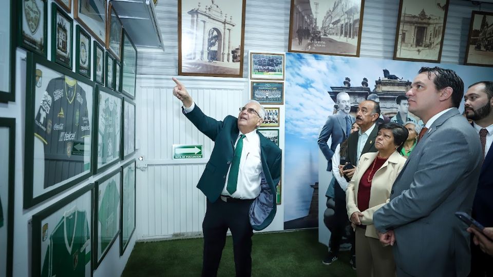 Apertura del nuevo museo del Club León; su creador Primo Quiroz lo presentó a los invitados.