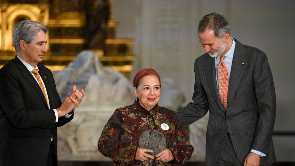 El rey Felipe VI y María Guadalupe Aguilar durante la entrega del IX Premio de Derechos Humanos Rey de España, otorgado a la ONG mexicana Colectivo de Familiares por Nuestros Desaparecidos de Jalisco.